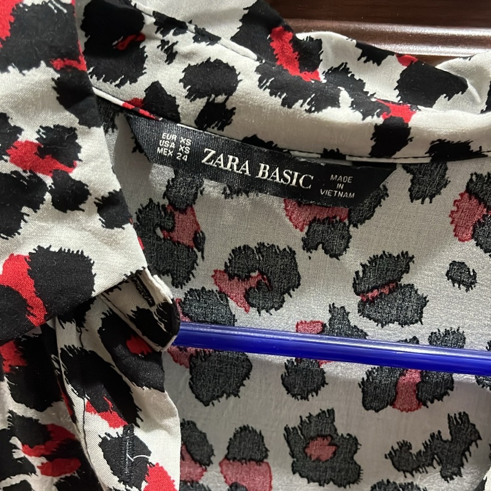 Zara Basic Womens long sleeve animal print button up blouse, size Extra Small - Picture 2 of 3